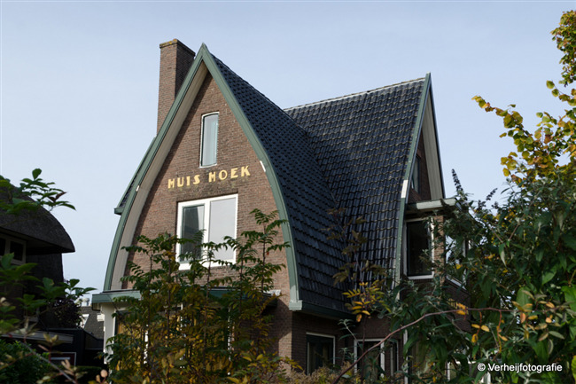 Huis Hoek, de tweede door Wölcken ontworpen woning met spitsboogvormige daken
              <br/>
              Annemarieke Verheij, 25 oktober 2015